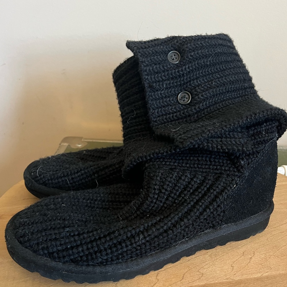 Black knit Uggs